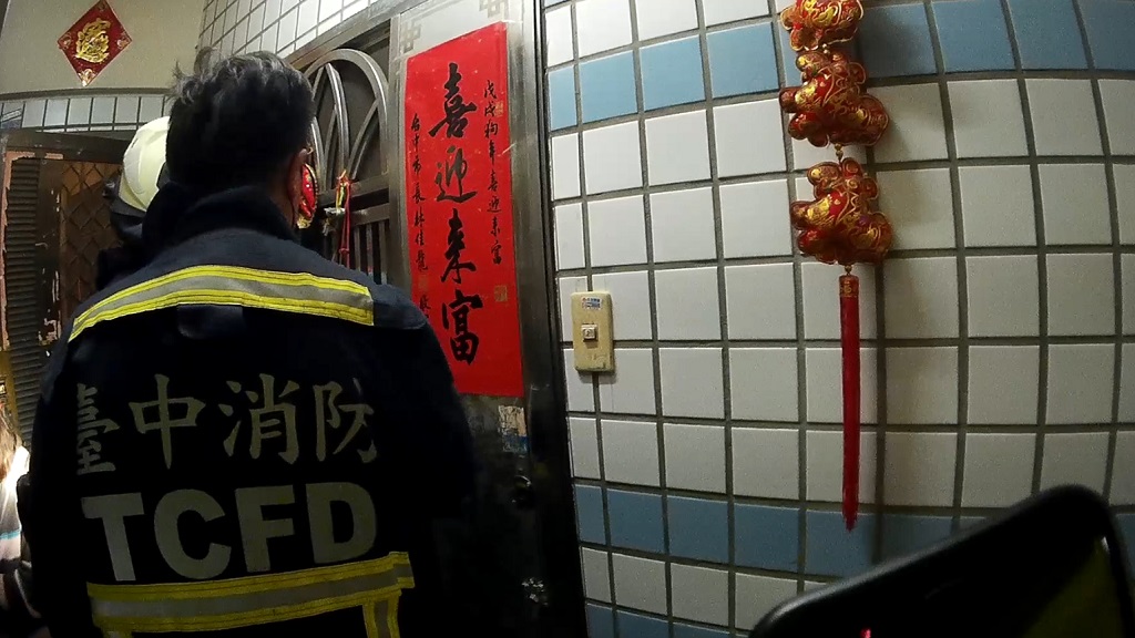 消防隊破門救人