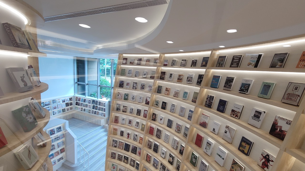 淡水新館挑高閱讀空間，別具特色