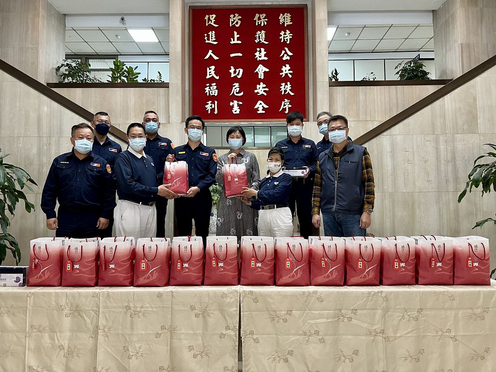 照片1 慈濟於4月11日疫情即將爆發之際，便提前造訪保安大隊捐贈50劑快篩試劑及防疫關懷包備用。