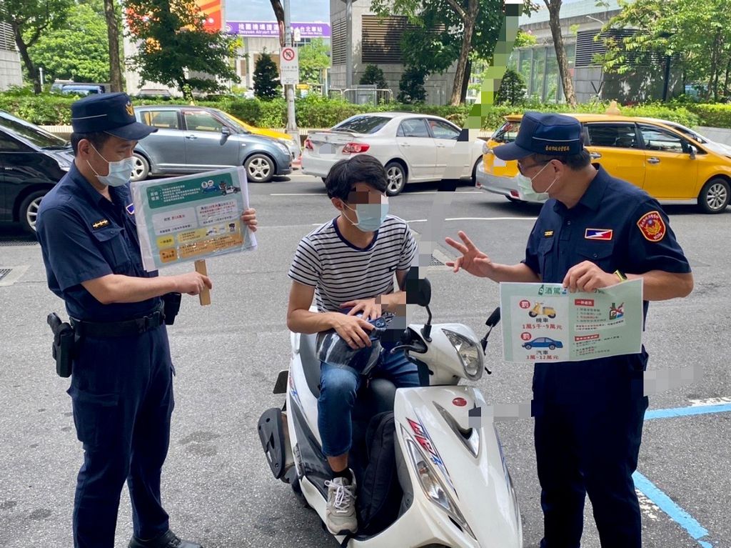 照片1 臺北市保安警察大隊中隊長吳文城、警員林景煌向民眾宣導，酒駕之車輛牌照將一律吊扣2年及連坐罰。