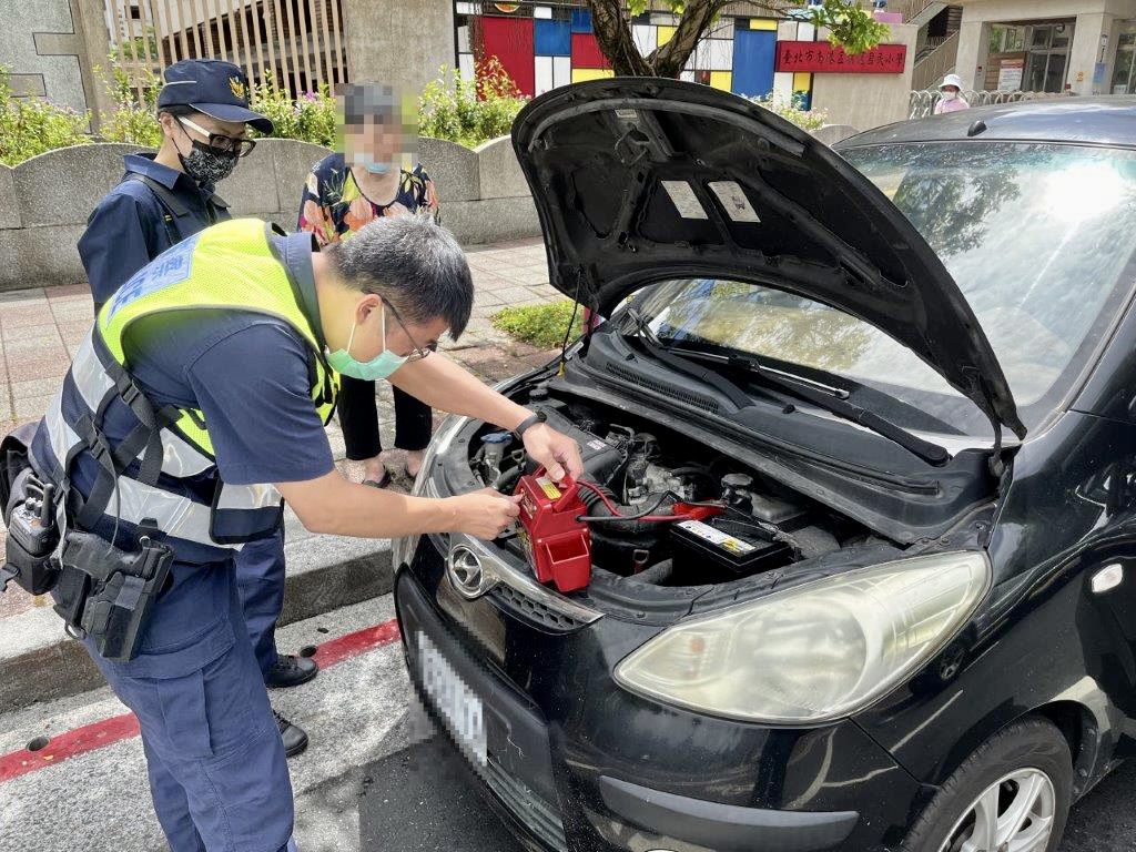 照片1 臺北市保安警察大隊員警用電霸接電，成功啟動車輛協助脫困。