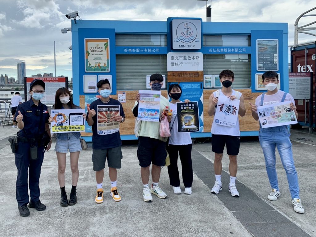 照片1 臺北市保安警察大隊，宣導民眾及青少年小心誇大不實的徵才廣告誘騙應徵，並講解5招方式，供青少年自保，避免誤入求職陷阱。