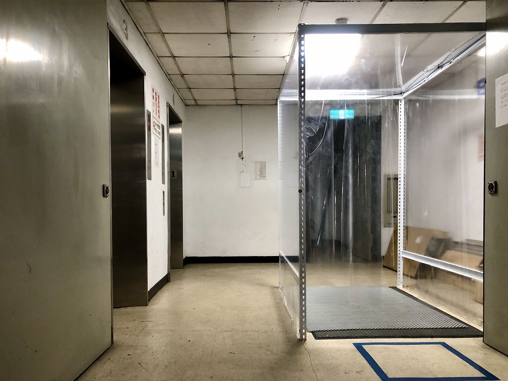 照片2 保大警diy停車場增設「防疫滅菌通道」，讓執勤員警進出停車場時，能就近全身消毒滅菌阻斷感染源。(西側電梯口)