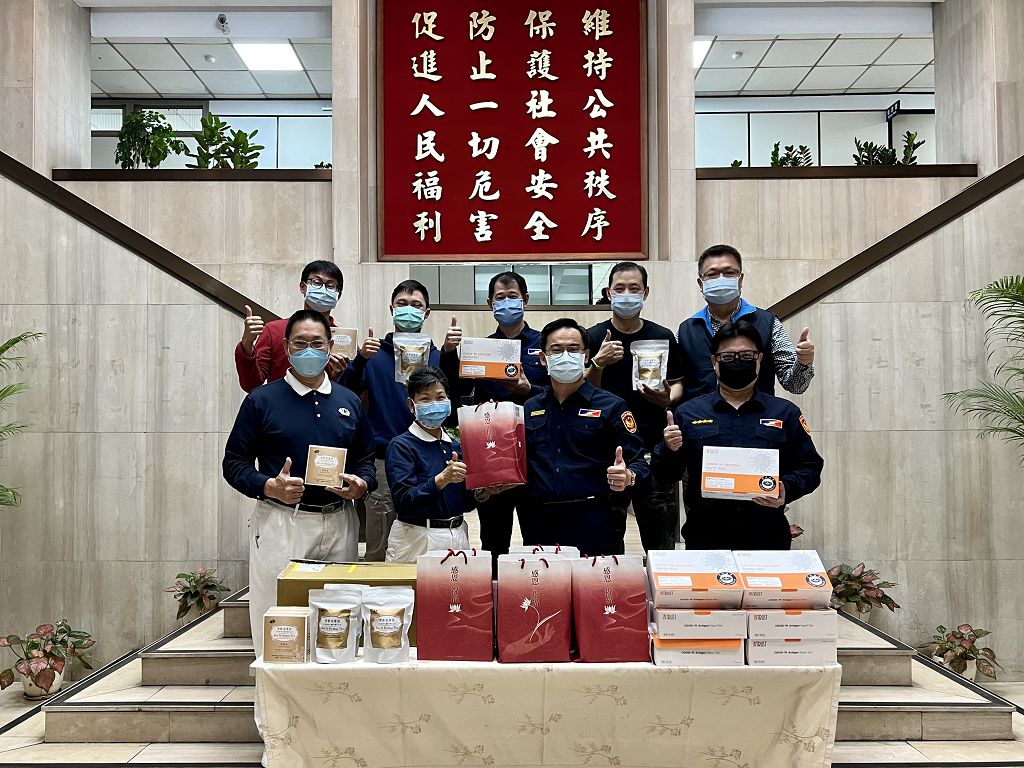 照片2 慈濟於4月15日更是挹注300劑快篩試劑、防疫關懷包及淨斯本草飲，不斷加強保安大隊抗疫物資的即戰力。