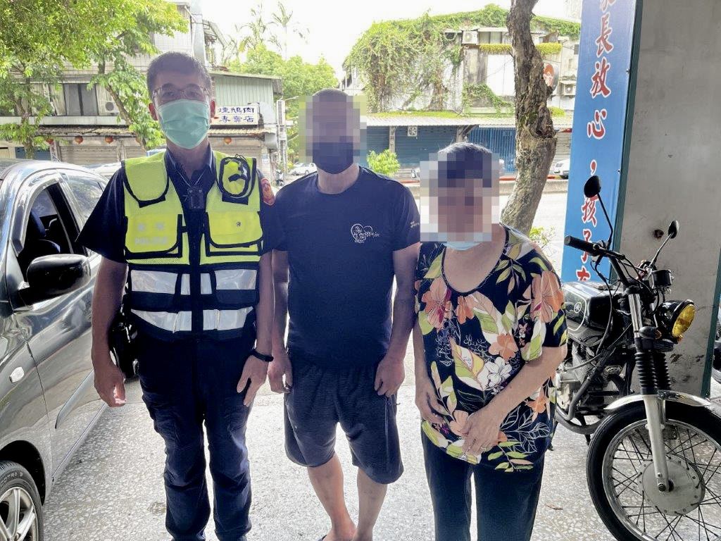 照片2 抵達修車行後老奶奶及其兒子頻頻向員警道謝：警察人真好，真的非常感謝你們!謝謝!謝謝!