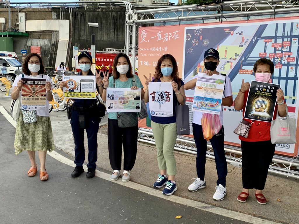 照片2 臺北市保安警察大隊，特別在臺北市大稻埕碼頭遊憩區設置「機動派出所」，宣導民眾及青少年防範暑期打工求職陷阱，強化防詐意識。
