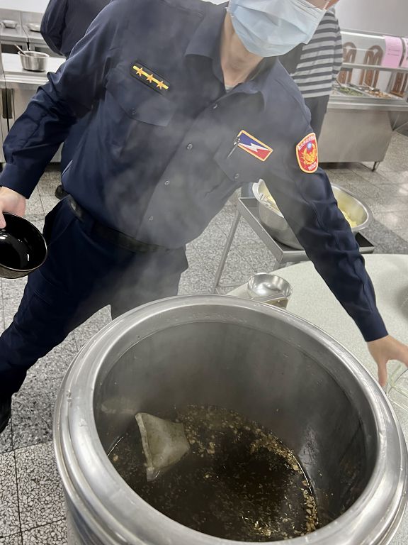 照片3 慈濟捐贈淨斯本草飲煮沸後裝在保溫桶當作防疫茶，用奉茶的方式提供給保大員警自行取用，以增強員警免疫力及抵抗力。