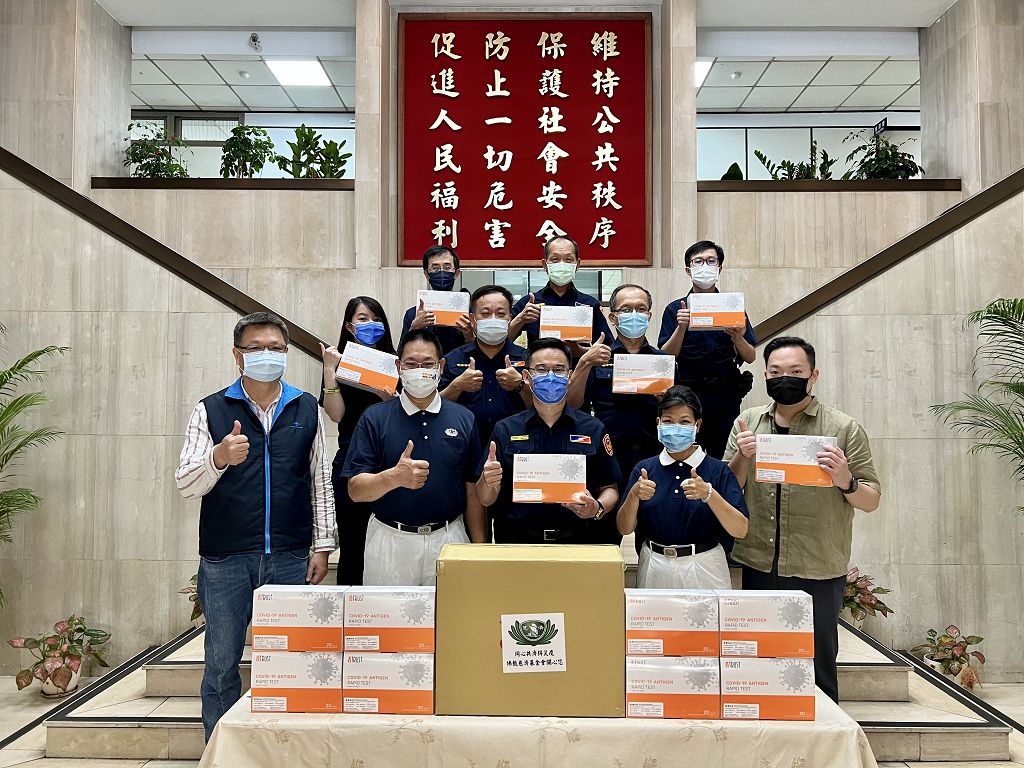 照片4 慈濟於5 月中旬再次提供300劑快篩試劑，站出來與警察攜手備戰洪峰，做警察的強力後盾。