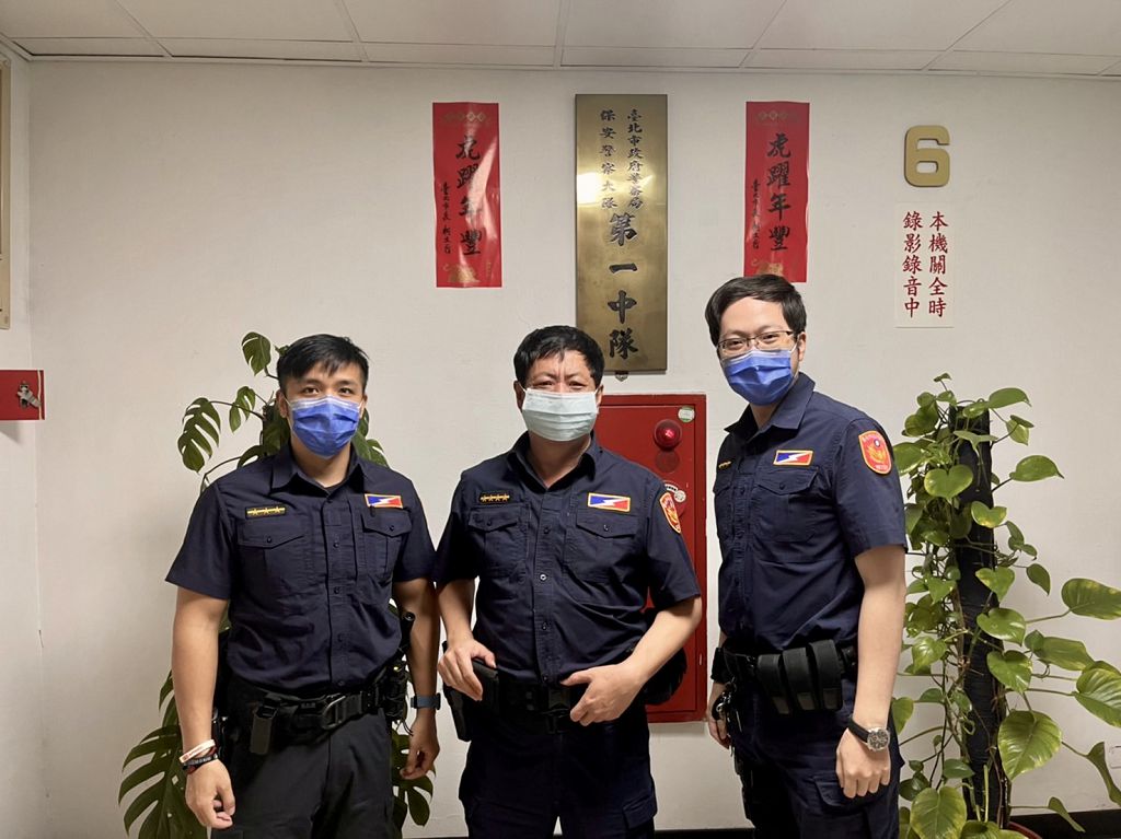 照片4 臺北市保安警察大隊第一中隊警員司瑋祺、小隊長廖坤裕，警員呂冠伯等三人(由左至右)。