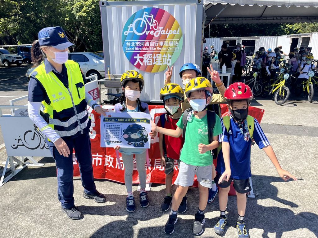 照片5 保大警宣導青少年不要在暑期涉足不良場所、危險駕車等偏差行為。