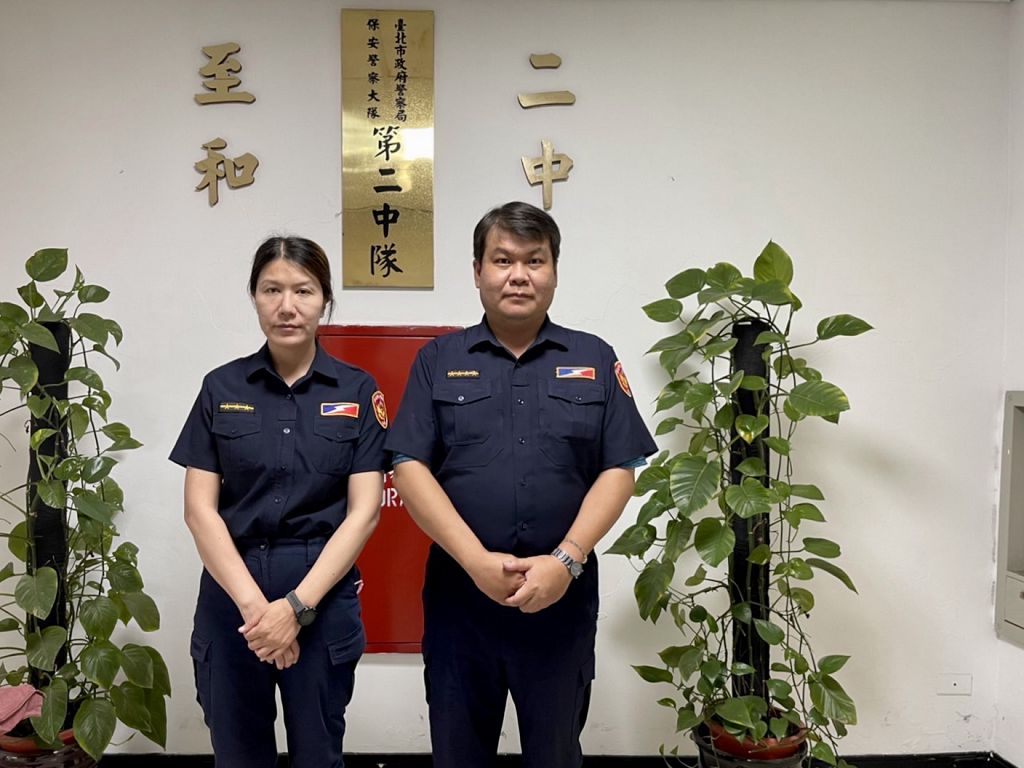 照片6 臺北市政府警察局保安警察大隊第二中隊警員游侑蓉、小隊長蕭仲閔等2人(由左至右)
