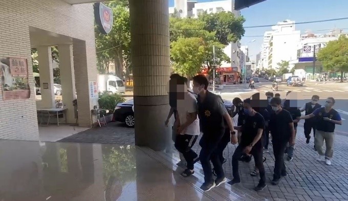 犯嫌押解回分局偵辦