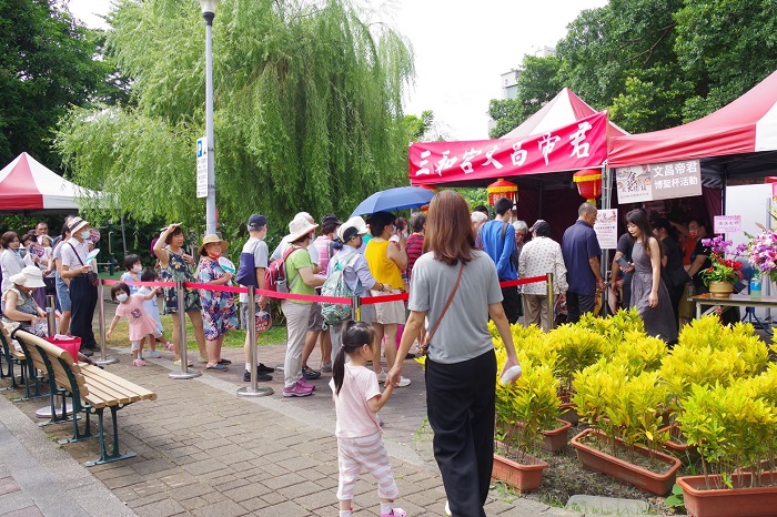 現場民眾大排長龍向文昌君博杯祈福，只要擲一個聖筊，便能免費吃現做的粿 0