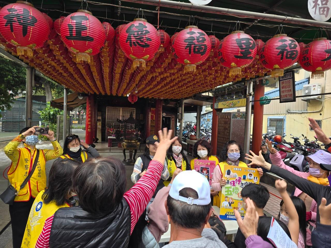 現場鄉親於水湳市場和孩子們踴躍回答警方有獎徵答問題。