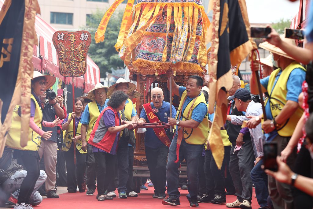 由值年爐主、陣頭帶領至神轎進入主祭臺