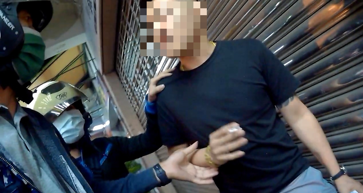 男子遭警方認出疑為通緝犯
