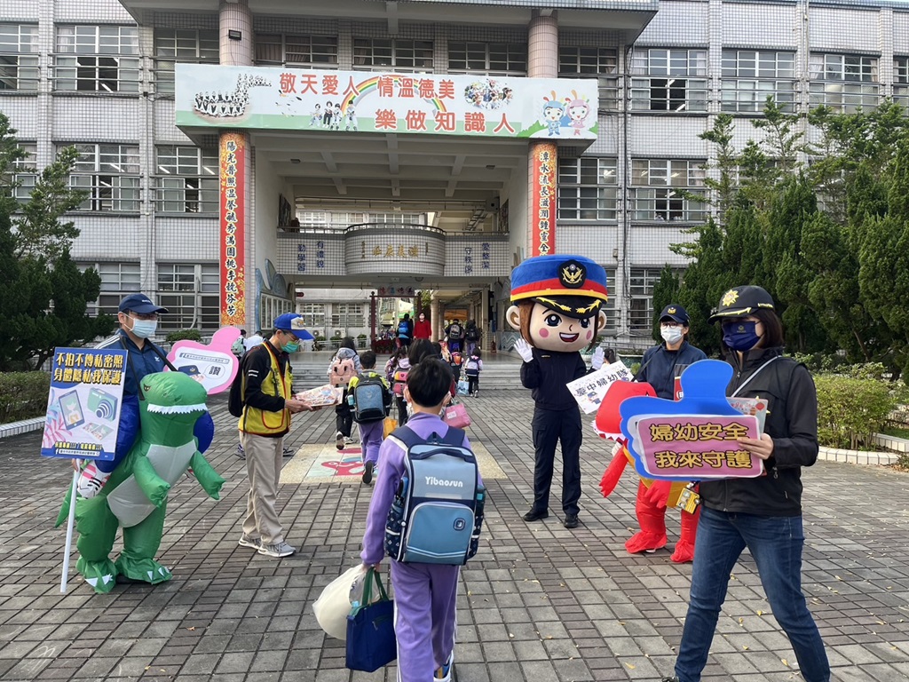 發送特印製「兒少上網陷阱多、身體隱私我保護」等標語資料夾及宣導品