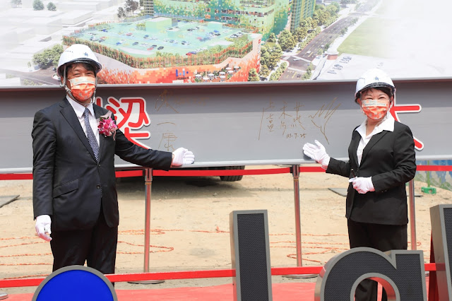 ▲盧市長和久一康洋董事長在梁上簽名 寫下歷史性的一刻。(圖/記者謝榮浤翻攝)