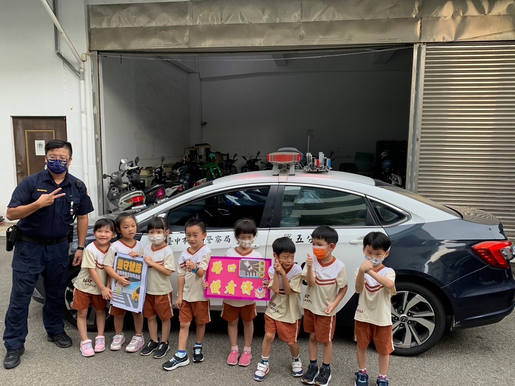 看到警車孩子們十分活潑興奮