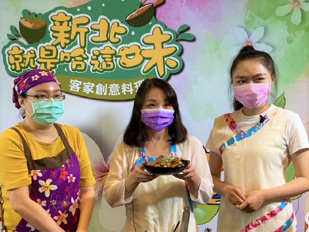 知名料理部落客ㄚ樺媽媽(左)與新北市客家民俗發展協會理事長許惠晴(中)、新北市哈客青