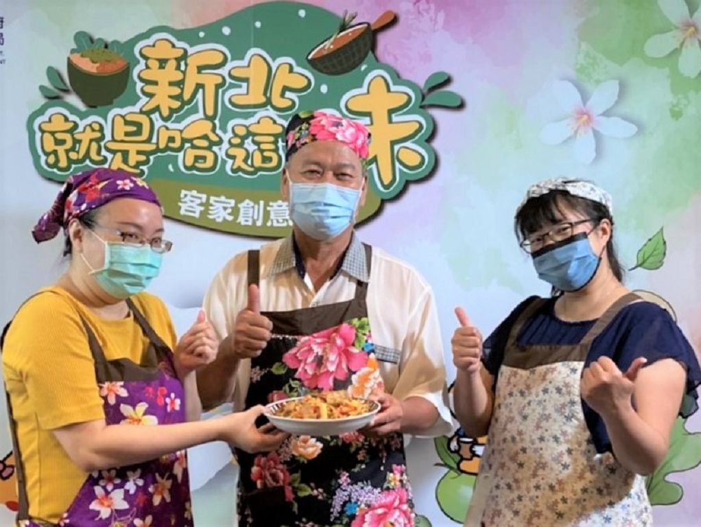 知名料理部落客ㄚ樺媽媽(左)與新北市新店客家促進會理事長葉煥南(中)、新北市哈客青年