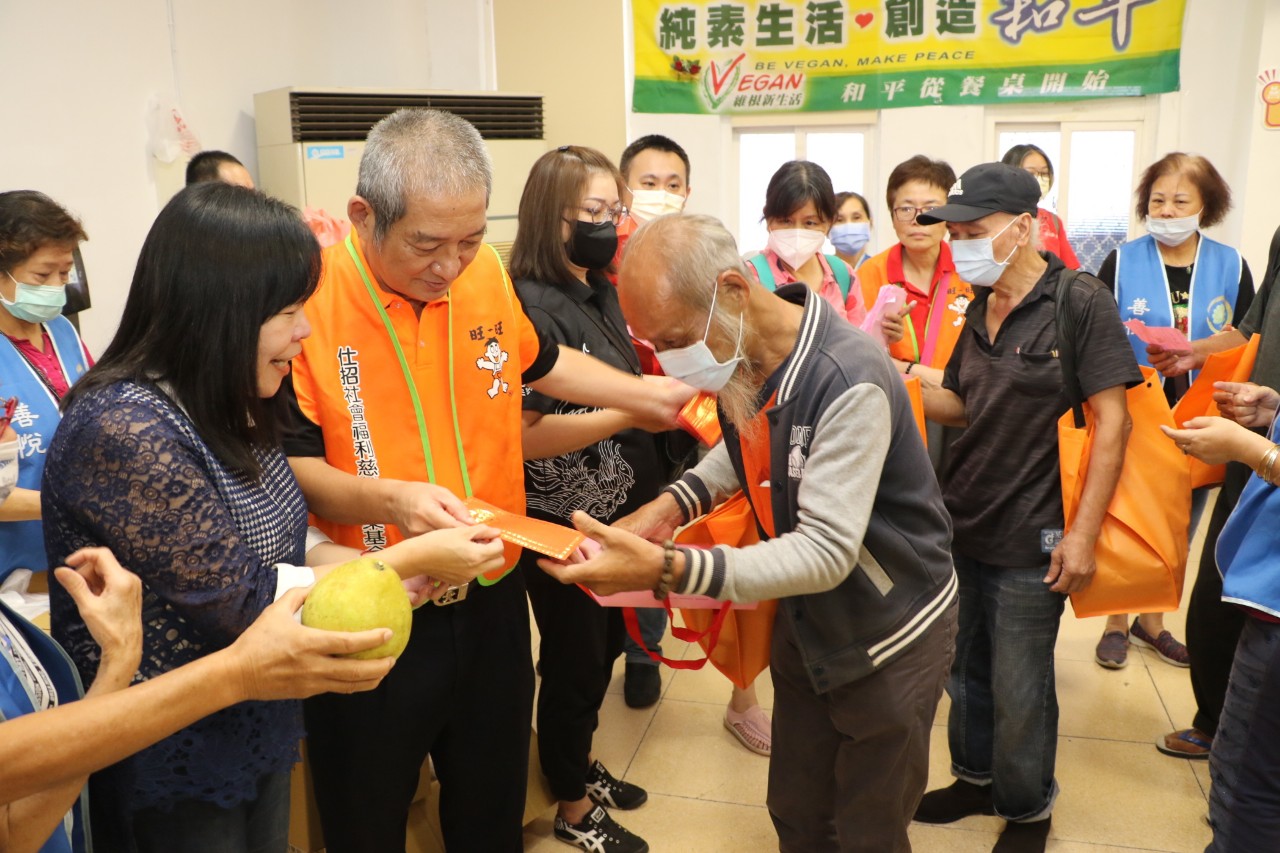 社會局副局長吳淑芳（左起）和仕招社會福利慈善基金會主任周哲仁一起致贈紅包給街友 Copy 1280x853