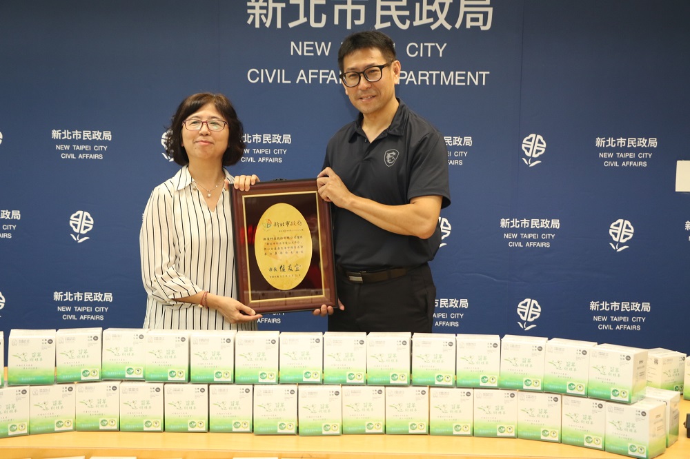 社會局副局長許秀能代表侯友宜市長回贈感謝牌給微星科技經理許志宏（右）