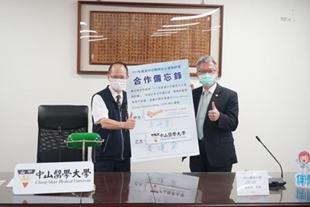 ▲中市社會局副局長陳坤皇與中山醫大校長黃建寧簽署合作備忘錄,宣告活動啟航。(圖/記者澄石翻攝)