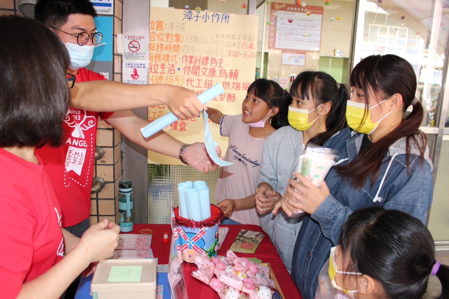 福利宣導關卡與民眾互動