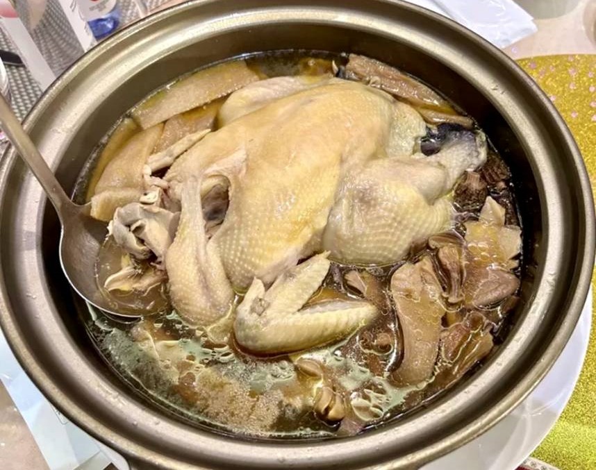 福壽阿舍雞湯(羊肚菌螺頭松茸雞)。