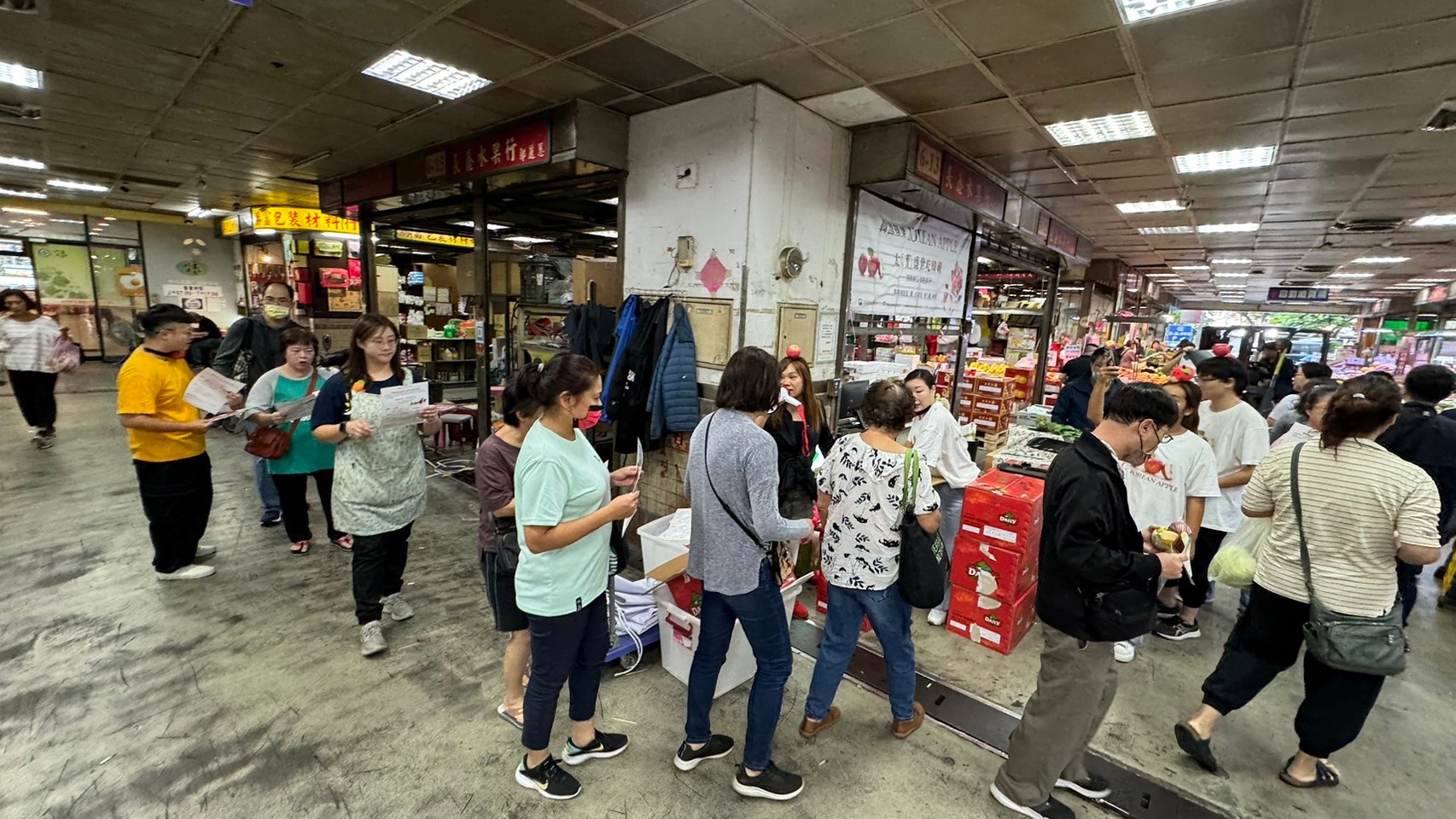 約上午6點，便有眾多早市的蔬果商及早起運動的民眾前來參加 0
