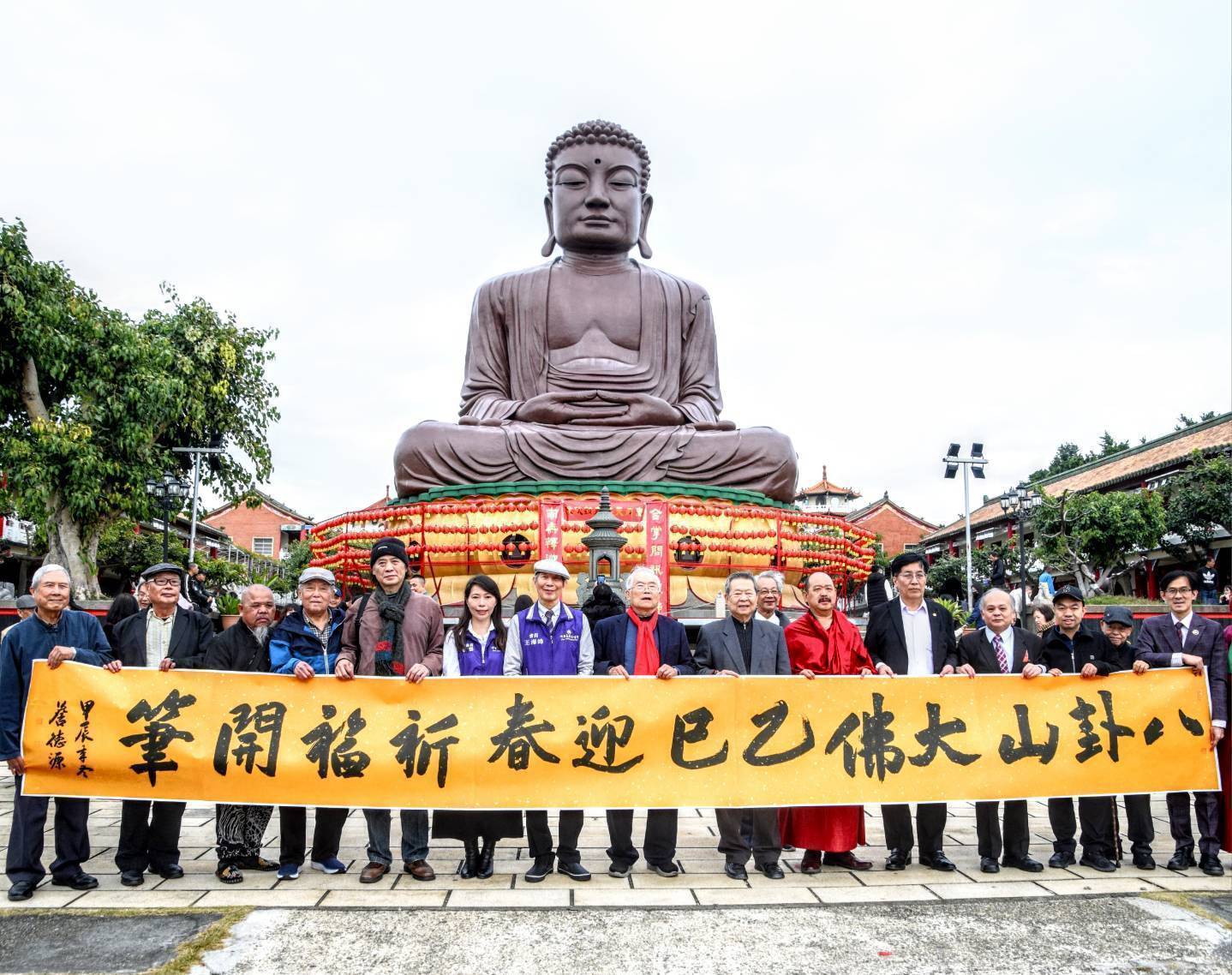 翰友書會會長詹德源（左一）為八卦山大佛乙巳迎春祈福開筆題字，右一為林品陞理事長。