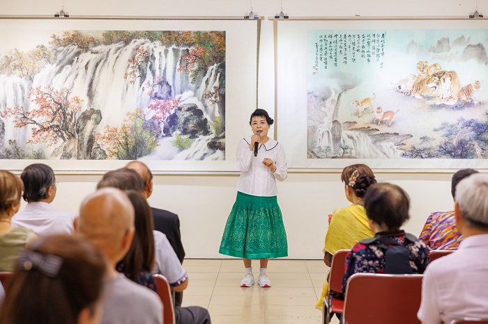 聲樂家簡文秀為「日月麗天」陳麗雀彩墨畫展致贈億光電子高效能led手電筒 0