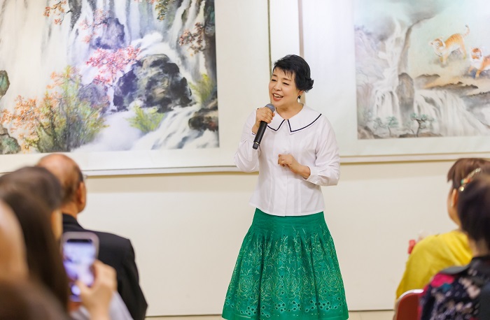 聲樂家簡文秀為「日月麗天」陳麗雀彩墨畫展開幕式獻唱 0