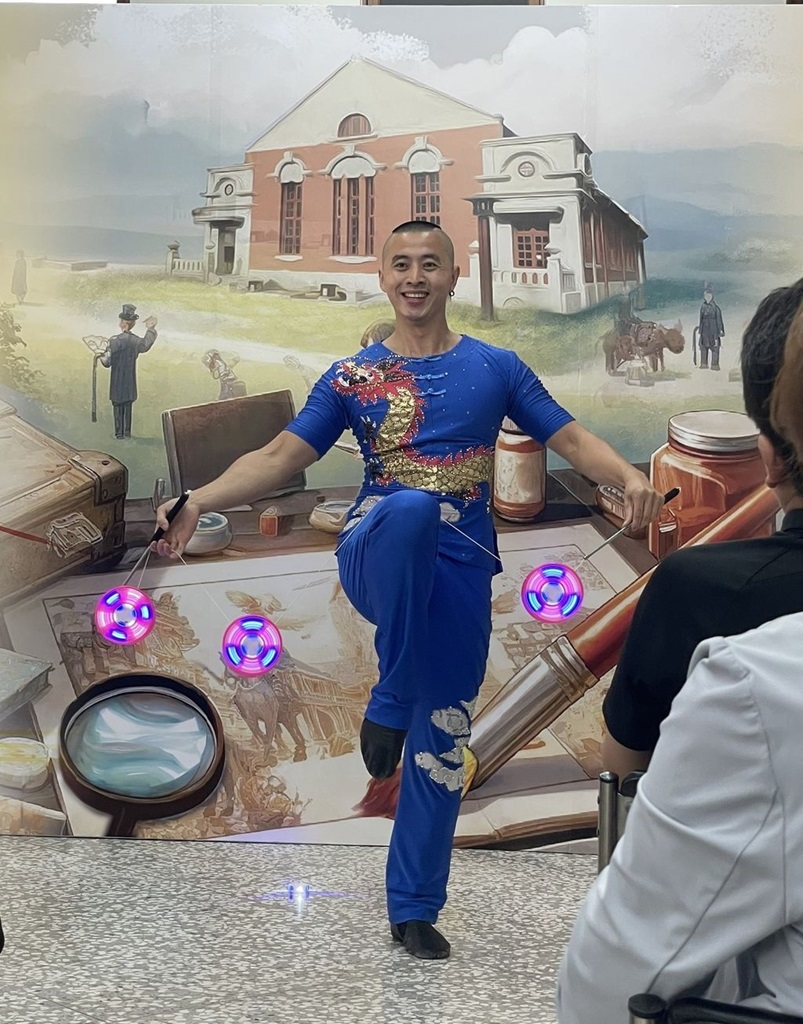 聽障花式扯鈴冠軍陳明偉，帶來精湛的扯鈴表演藝術為記者會開場。