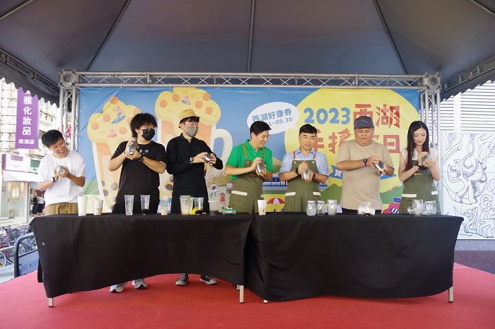 臺北市商業處處長高振源(右三)與西湖商圈名店進行珍奶搖搖樂pk賽