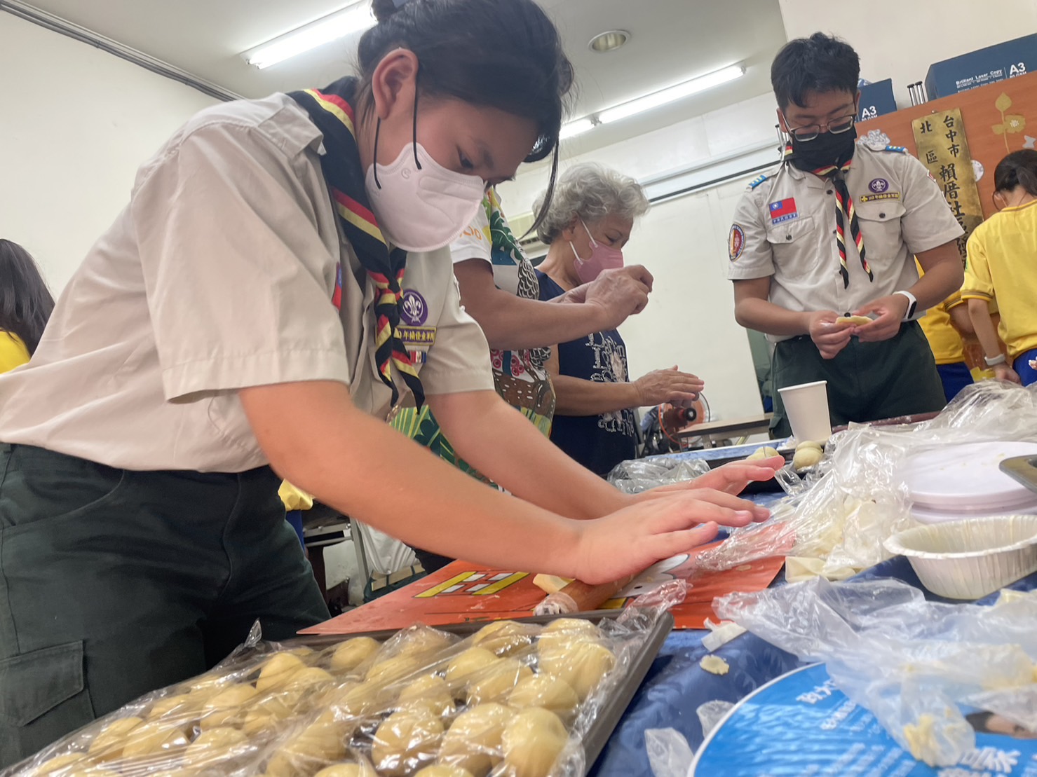 興大附農 柯昀蓁同學 協助月餅製作