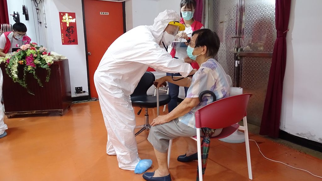 萬里衛生所主任葉源潔（左）細心的聽診評估高齡92歲的呂紀阿絨身體狀況