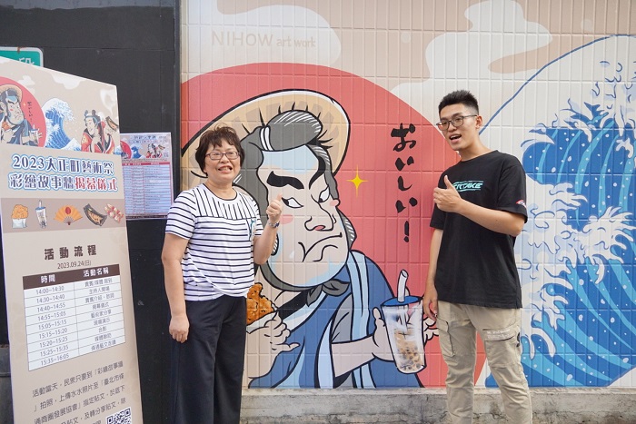 藝術家「開根號」(右)分享彩繪故事牆創作理念