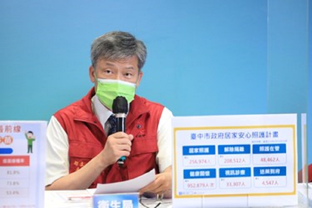 ▲中市衛生局長曾梓展,說明昨(19)日新增死亡案例情形,呼籲民眾盡快施打疫苗,增加保護力,減少感染後可能出現的症狀。(圖/記者澄石翻攝)