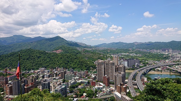 觀景平台視野遼闊，可俯瞰新店市區遠眺綿延山峰，也可以讓碧潭風景區盡收眼底。