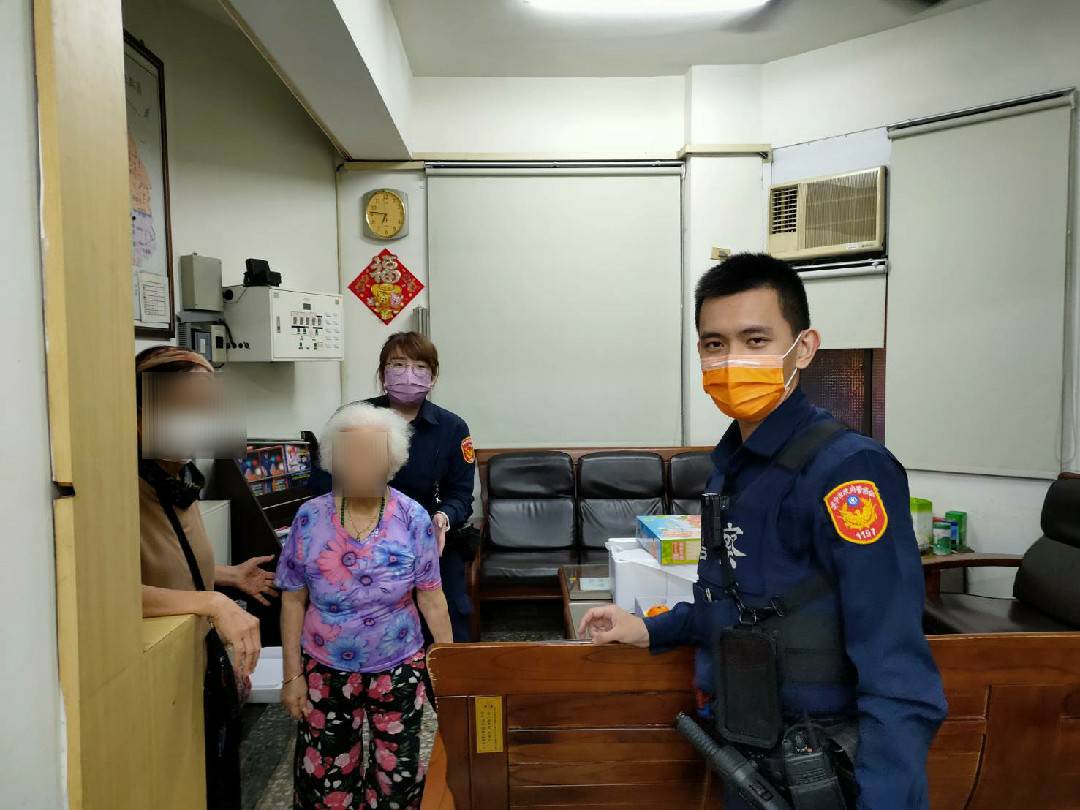 警助老婦返家4