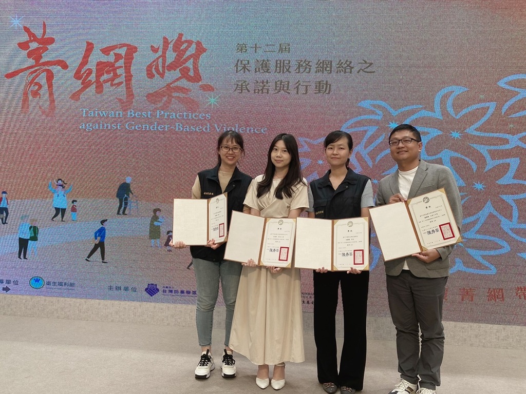 警員曾英綾、阮瀞瑩與臺中市家防中心性侵害保護扶助組社工開心合影