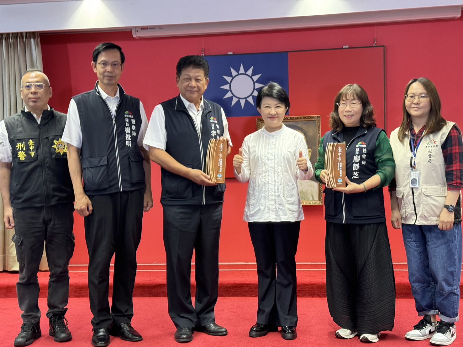 警察局李文章局長向市長獻獎 0