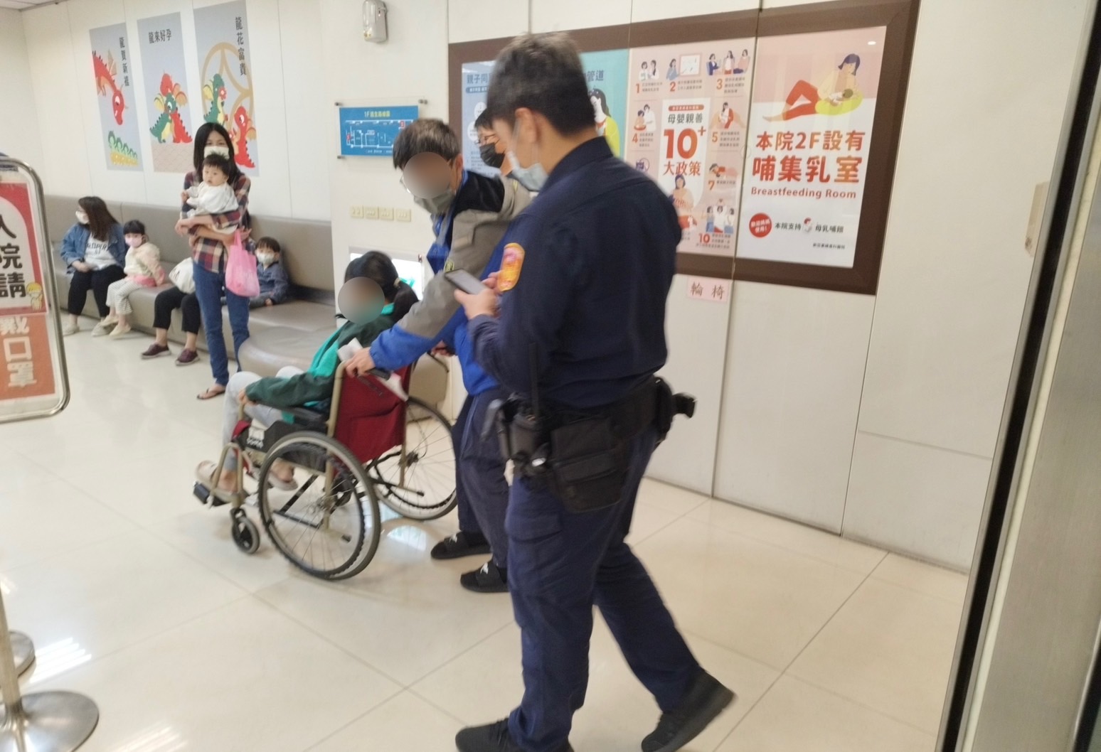 警方開道運載下讓羊水破掉的孕婦順利就診 0