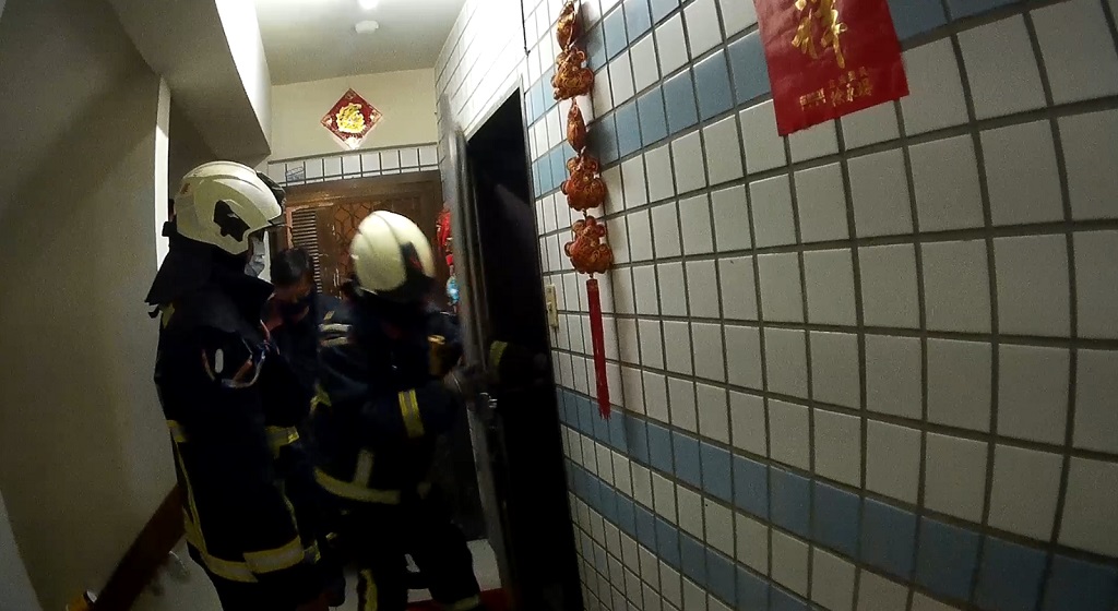 警消成功破門將門打開
