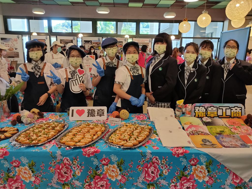 豫章工商展示創新客家餐點「桔醬雞肉鹹泡芙」及文創設計成果。