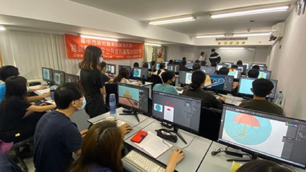 ▲110年跨裝置企業平台與資料庫整合設計班上課照片。(圖/記者澄石翻攝)
