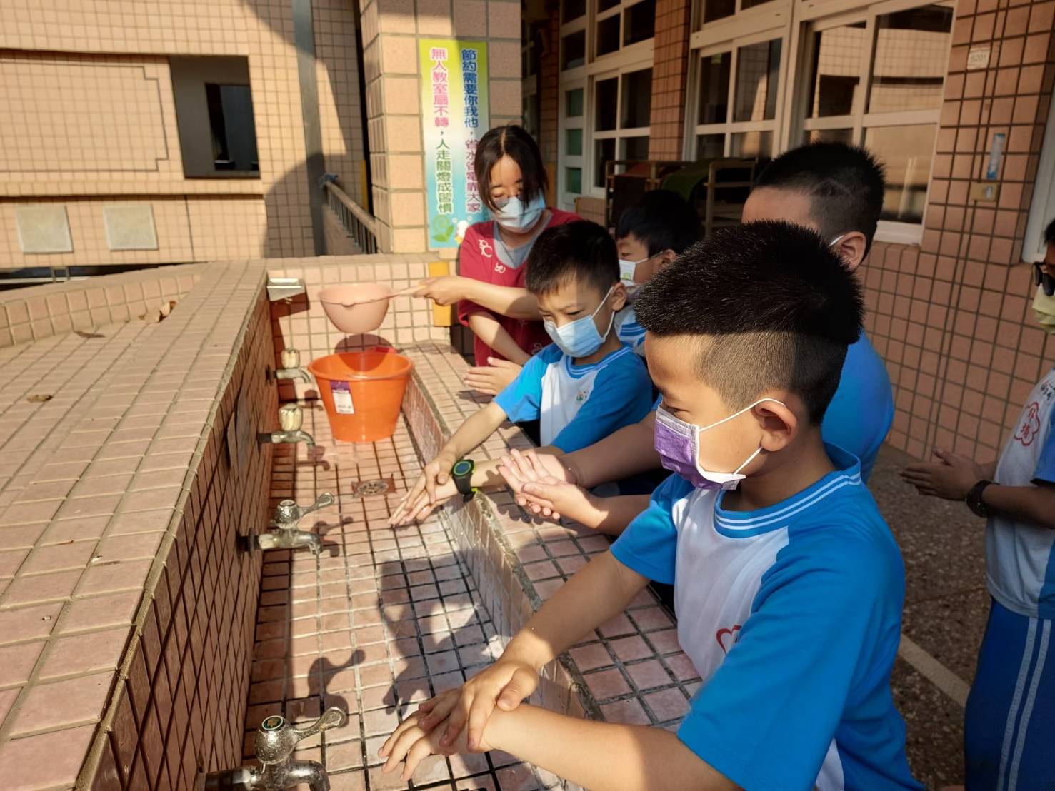 輕症免隔離防疫政策上路