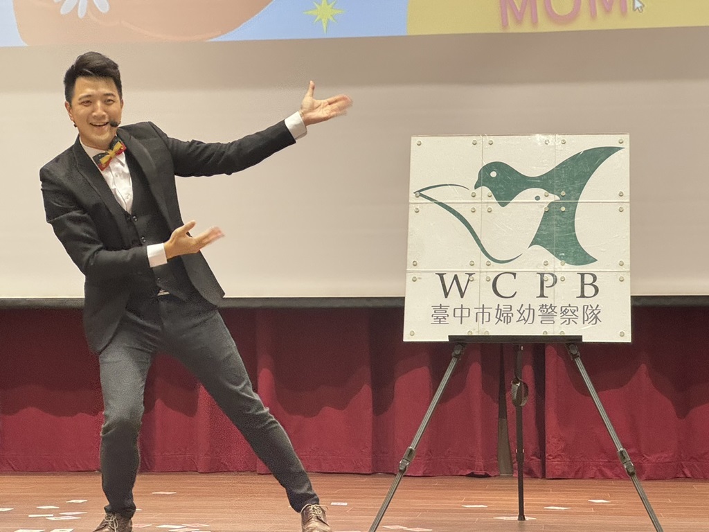 透過8個家庭暴力防治問答魔術師拼湊成中市警婦幼隊的logo,現場小朋友驚呼不斷 (2)